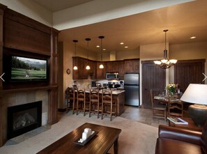 Smart TV, fireplace, video games, DVD player - JUNE 20-27, 2027 Sleeps 8! Resort with 2 bedrooms and AC in lovely Breckenridge (Breckenridge)