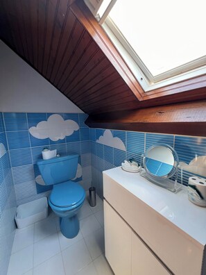 Hair dryer, towels, toilet paper - Vrbo Property (Neuvy)