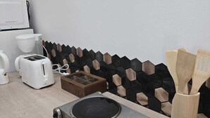 Eine Küche mit Mikrowelle, Toaster, Wasserkocher und Herd.
