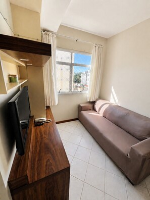 Living area - Fully furnished apartment 800m from Vila Germânica. (Blumenau)
