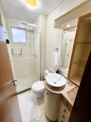 Shower, towels, soap, toilet paper - Fully furnished apartment 800m from Vila Germânica. (Blumenau)