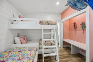 6 bedrooms, desk, iron/ironing board, travel crib