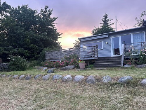 A large cabin on the outskirts of Tromøya, with Raet National Park as its closest neighbor.
