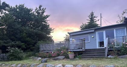 A large cabin on the outskirts of Tromøya, with Raet National Park as its closest neighbor.