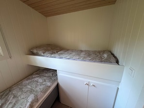 A bunk bed with a lower bunk and a small cabinet below. - A large cabin on the outskirts of Tromøya, with Raet National Park as its closest neighbor. (Agder)