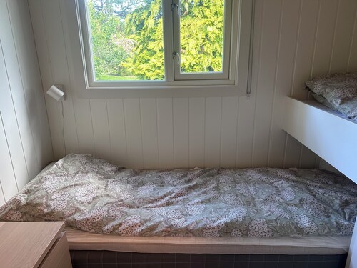 A large cabin on the outskirts of Tromøya, with Raet National Park as its closest neighbor.
