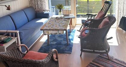 A large cabin on the outskirts of Tromøya, with Raet National Park as its closest neighbor.