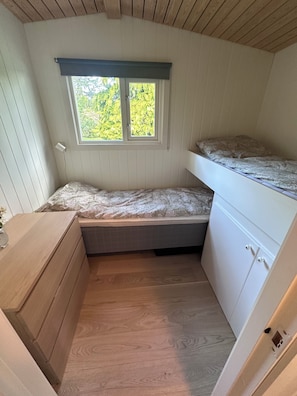 3 chambres, fer et planche à repasser