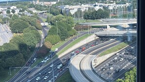 Eine mehrspurige Autobahnkreuzung mit verschiedenen Fahrbahnen und Ausfahrten.