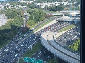 Eine mehrspurige Autobahnkreuzung mit verschiedenen Fahrbahnen und Ausfahrten.