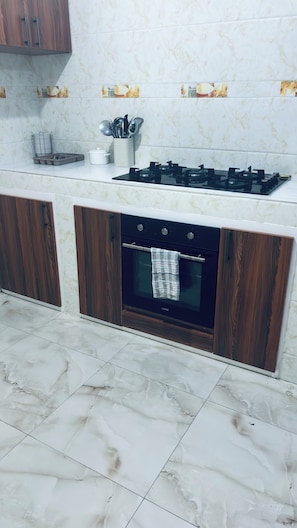 Private kitchen - Cozy apartment with a large terrace (Libreville)
