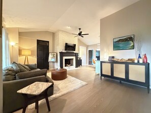 Living area - Marvelous 3-bedroom lake home on Whitmore Lake Ann Arbor~10 minutes away (Whitmore Lake)