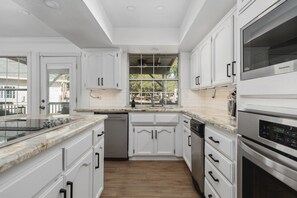 Coffee/tea maker, fridge, microwave, oven - Yosemite 25 Min · Hot Tub · Game Room · Sleeps 8 (Oakhurst)