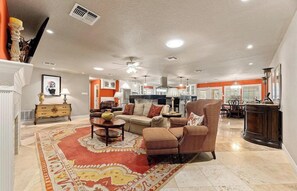 Smart TV, fireplace - Spacious 3BR + Covered BBQ Patio, 7 Min to Airport! (San Antonio)