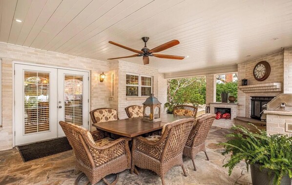 Outdoor dining - Spacious 3BR + Covered BBQ Patio, 7 Min to Airport! (San Antonio)