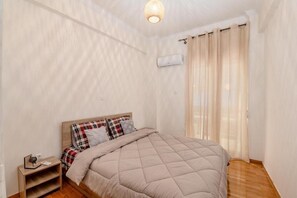 Tabla de planchar con plancha, internet y ropa de cama 
