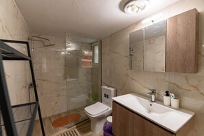 Een haardroger, handdoeken, zeep, toiletpapier