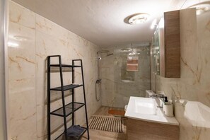 Sèche-cheveux, serviettes fournies, savon, papier toilette