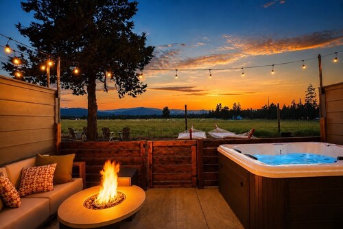 Walk to Town, Mountain Views, Hot Tub, Dogs OK