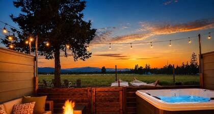 Walk to Town, Mountain Views, Hot Tub, Dogs OK
