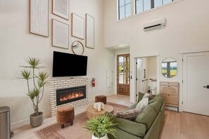 Smart TV, chimenea y libros 
