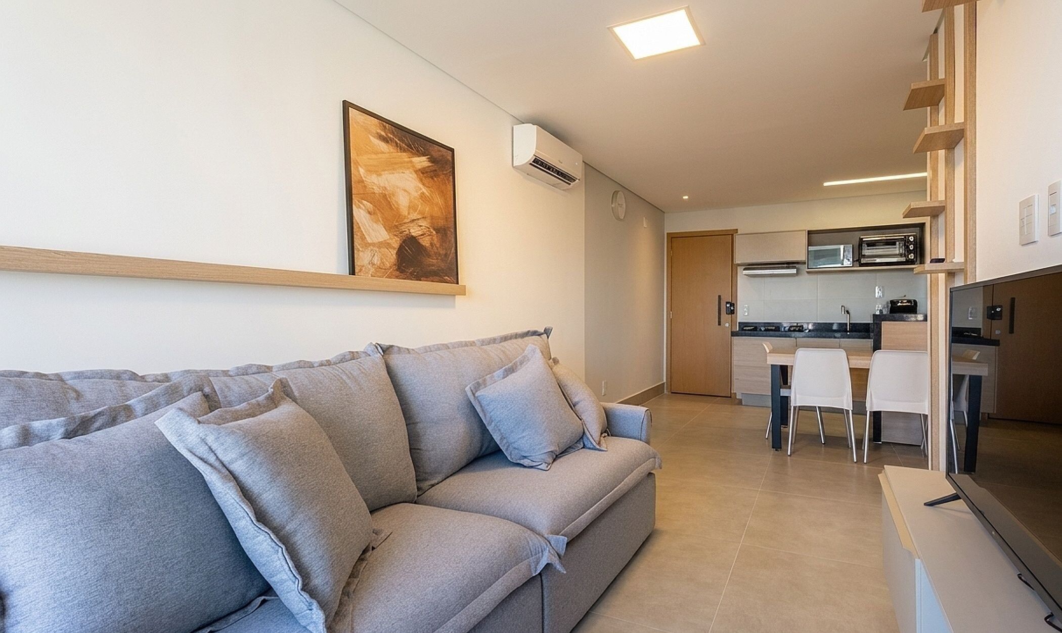 تلفزيون ذكي بحجم 40-بوصة يعرض قنوات تلفزيونية رقمية