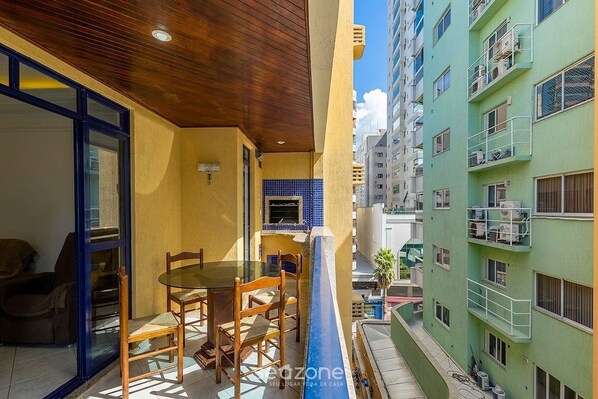 Basic Apartment | Outdoor dining - Apt in Building w/ Sea View in Itapema Clzb0504 (Itapema)