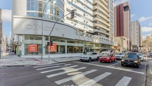 A modern hotel with a curved facade, multiple floors, and a prominent entrance. - Studio in Condo. w/ Pool in Downtown Nwc1007 (Curitiba)