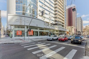 A modern hotel with a curved facade, multiple floors, and a prominent entrance. - Studio in Condo. w/ Pool in Downtown Nwc1007 (Curitiba)