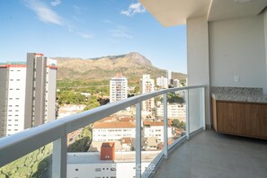 A balcony with a view of a cityscape and a mountain. - Studio in Condo. w Pool in the City Center Msu1204 (Governador Valadares)