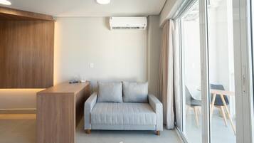 Apartamento básico | Área de estar | Smart TV 40 polegadas com canais digitais