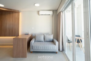 Apartamento básico | Área de estar | Smart TV 40 polegadas com canais digitais