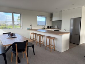 Fridge, microwave, oven, stovetop - Carters Beach Escape (Carters Beach)