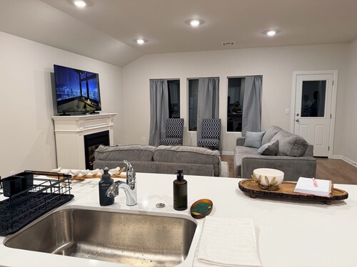 Lake view 4-bedroom house in Oklahoma City