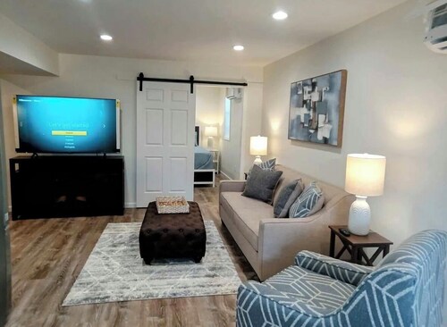 2-bedroom apartment in peaceful Round Hill a walk to Sleeter Lake