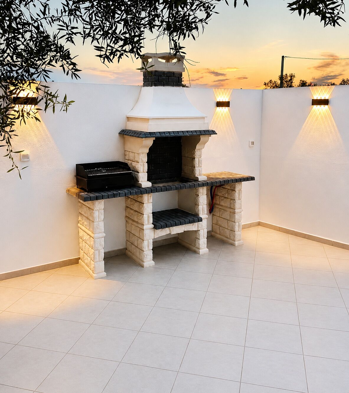 Un barbecue doté d’une cheminée en pierre, d’une surface de cuisson plane et d’une grille noire.