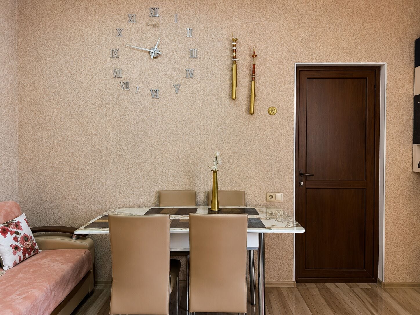 Habitación cuádruple familiar, aire acondicionado, vista al jardín | Restaurantes