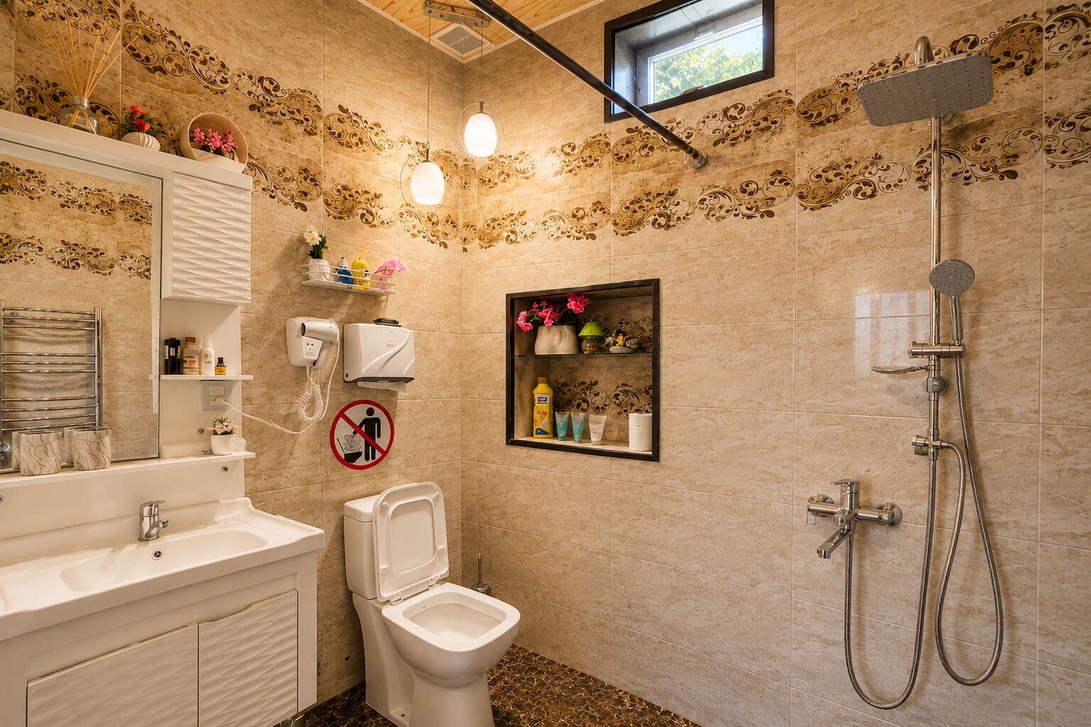 Een badkamer met toilet, wastafel, douche, decoratieve wandtegels en een raam.