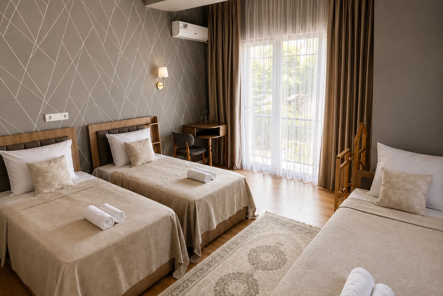 Habitación cuádruple panorámica, vista a la montaña | Escritorio, espacio para trabajar con laptop y wifi gratis 