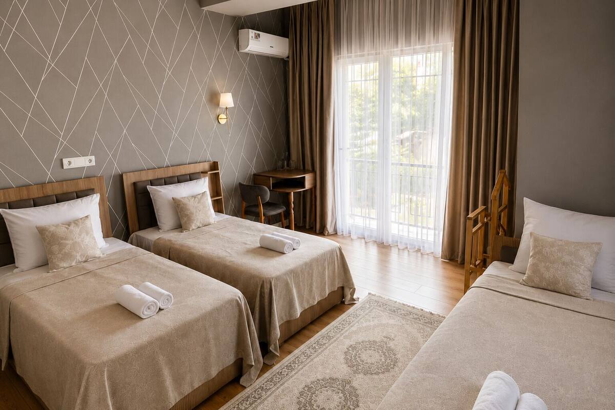 Habitación cuádruple panorámica, vistas a la montaña | Escritorio, espacio para trabajar con un portátil, wifi gratis