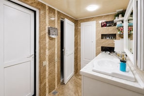 Amenidades de baño gratuitas, secadora de cabello, toallas, jabón 
