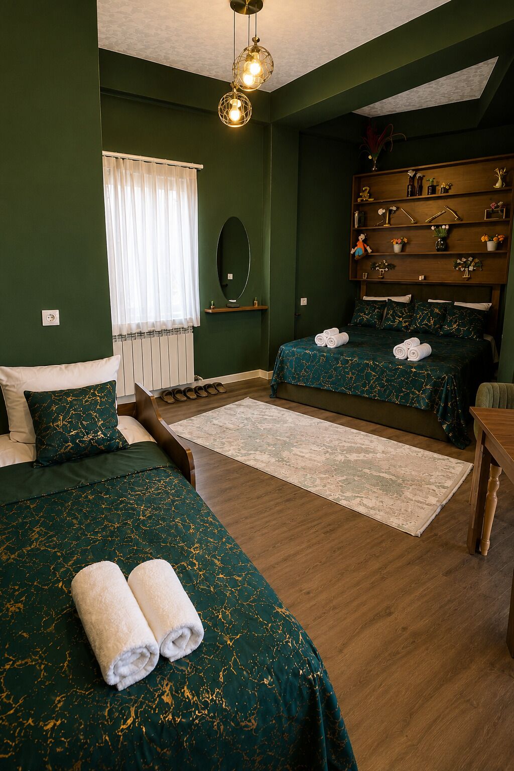 Habitación de hotel con dos camas, un aparador de madera, un espejo y una ventana con cortinas.