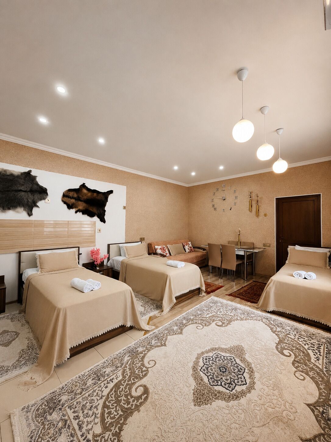 Habitación cuádruple familiar, aire acondicionado, vista al jardín | Escritorio, espacio para trabajar con laptop y wifi gratis 