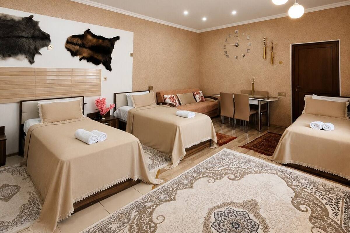 Habitación cuádruple familiar, Aire acondicionado, vistas al jardín | Escritorio, espacio para trabajar con un portátil, wifi gratis