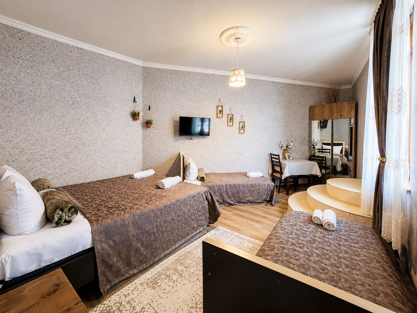 Habitación cuádruple familiar, baño compartido, vista al patio | Escritorio, espacio para trabajar con laptop y wifi gratis 