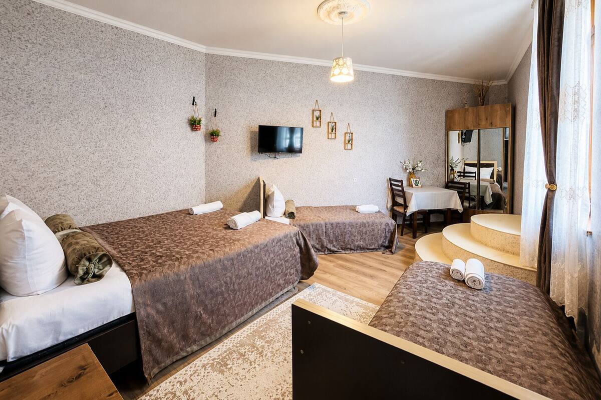 Habitación cuádruple familiar, baño compartido, vistas al patio | Escritorio, espacio para trabajar con un portátil, wifi gratis