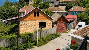 Familie driepersoonskamer, uitzicht op tuin | Terrein van de accommodatie