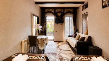 Deluxe Twin Room | Desk, laptop workspace, WiFi (free)