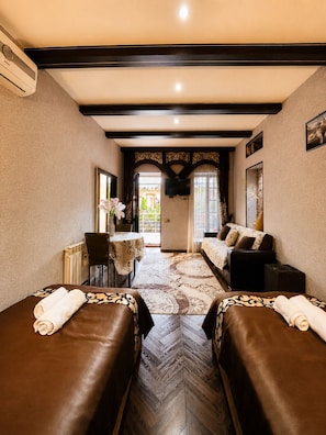 Habitación Deluxe con 2 camas individuales | Escritorio, espacio para trabajar con laptop y wifi gratis 