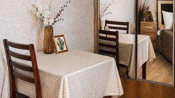 Family Quadruple Room, Shared Bathroom, Courtyard View | Dining